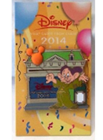 Dopey on Main Street Disney Visa Cardmember Collection 2014 Pin New On Card Front