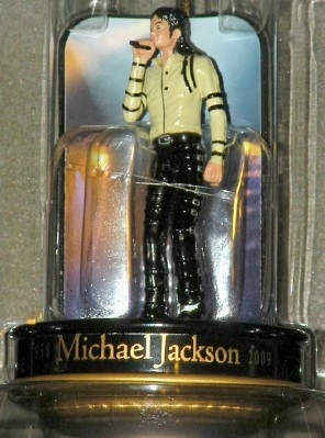 Michael-Jackson-The-King-Of-Pop-With-Mic-Santas-Best-Christmas-Collectible-Ornament-New-In-Box-Closeup.jpg